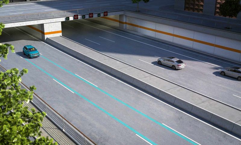 VW T-Cross kørende på en flersporet motortrafikvej – grafisk fremstilling af Lane Assist-funktionaliteten
