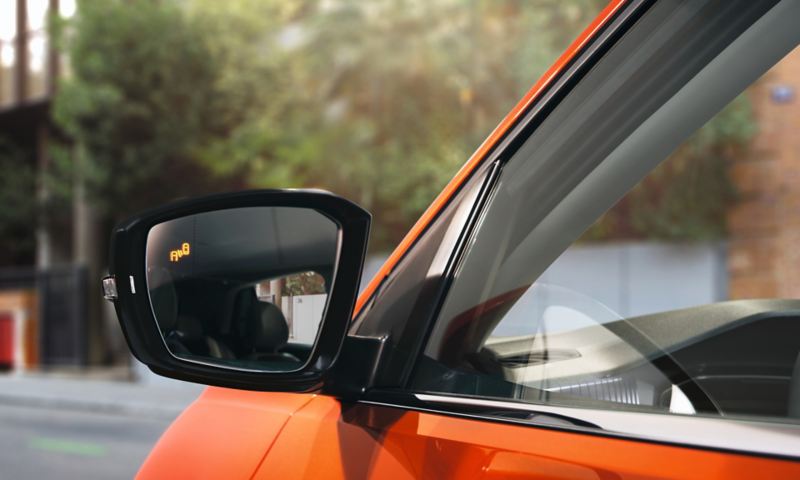Leuchtendes Warnsymbol des optionalen «Blind Spot»-Sensors «Plus» im Aussenspiegel eines VW T-Cross
