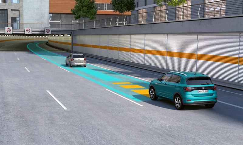 VW T-Cross på en flersporet motortrafikvej, grafisk fremstilling af Travel Assist-funktionaliteten.