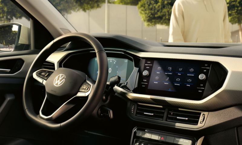 Innenraum des VW T-Cross MOVE mit Blick auf das Cockpit mit Radio Ready 2 Discover, MOVE Sitzbezügen und Air Care Climatronic