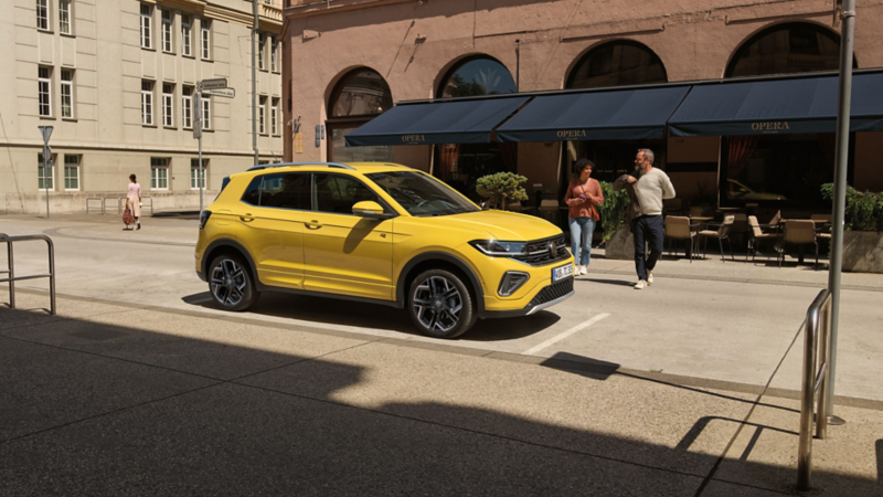 Le T-Cross sur une place de stationnement, vue de profil