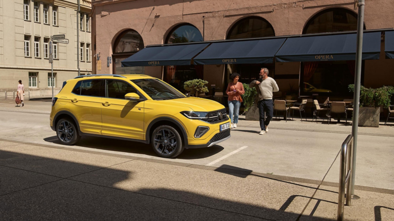 Le T-Cross sur une place de stationnement, vue de profil