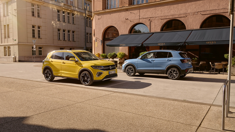 Gamme Nouveau T-Cross Volkswagen jaune et bleu dans une rue 