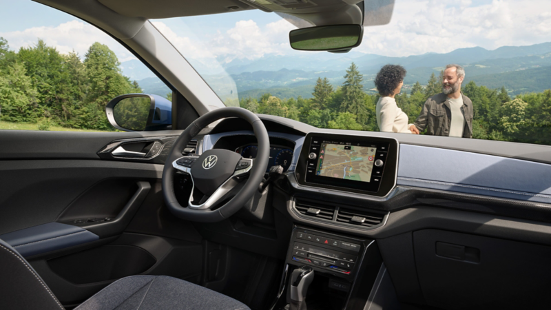 Dettaglio degli interni di T-Cross: volante e sistema di infotainment
