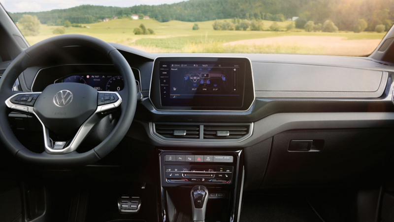 Cockpittet i en VW T-Cross med multifunktionsrat og infotainmentsystem med indstillinger af airconditionanlægget i displayet.