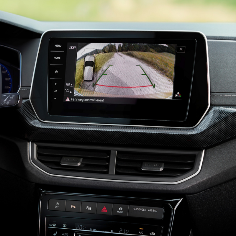 zbliżenie na wyświetlacz systemu infotainment z widokiem kamery cofania