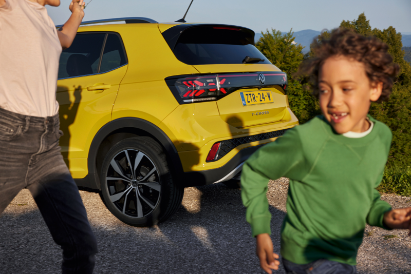 Kind rent weg van een gele Volkswagen T-Cross