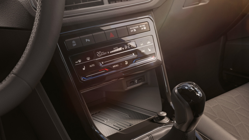 Mittelkonsole mit Schalthebel und 2-Zonen-Klimaanlage im VW T-Cross ENERGY.