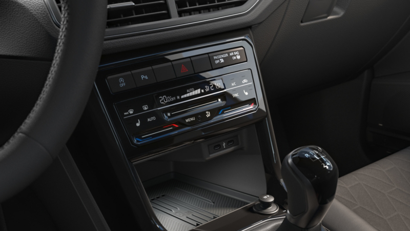 Mittelkonsole mit Schalthebel und 2-Zonen-Klimaanlage im VW T-Cross ENERGY.