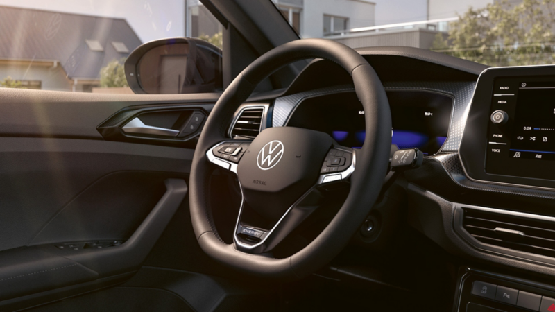 Multifunktionslenkrad und Fahrertür im VW T-Cross ENERGY.