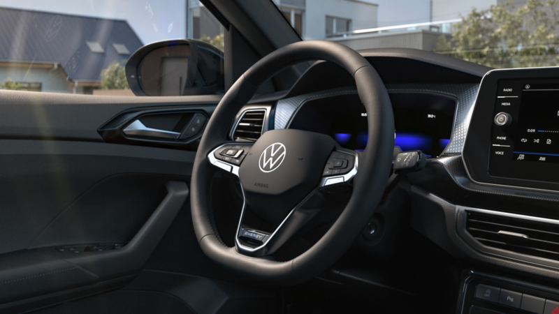 Multifunktionslenkrad und Fahrertür im VW T-Cross ENERGY.