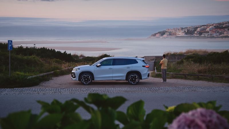 VW Tayron parkerad utanför ett hus vid stranden