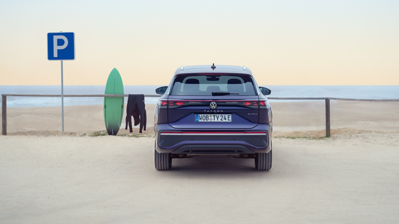 Film zeigt blick auf den parkenden VW Tayron in weiß.