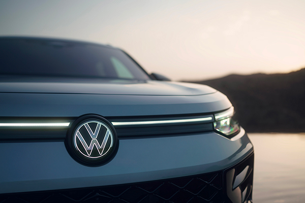 Dettaglio del gruppo ottico anteriore di Volkswagen Tayron.