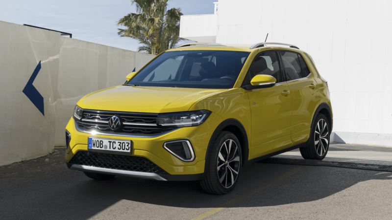 Żółty Volkswagen T-Cross zaparkowany przy budynku