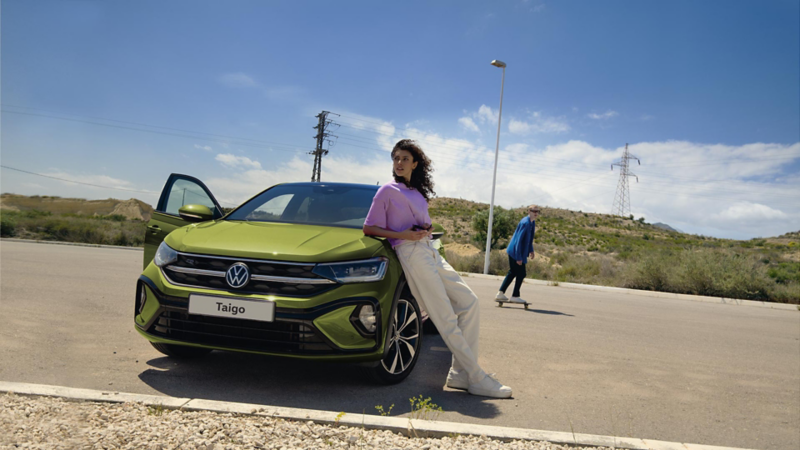 Ragazza accanto a Volkswagen Taigo