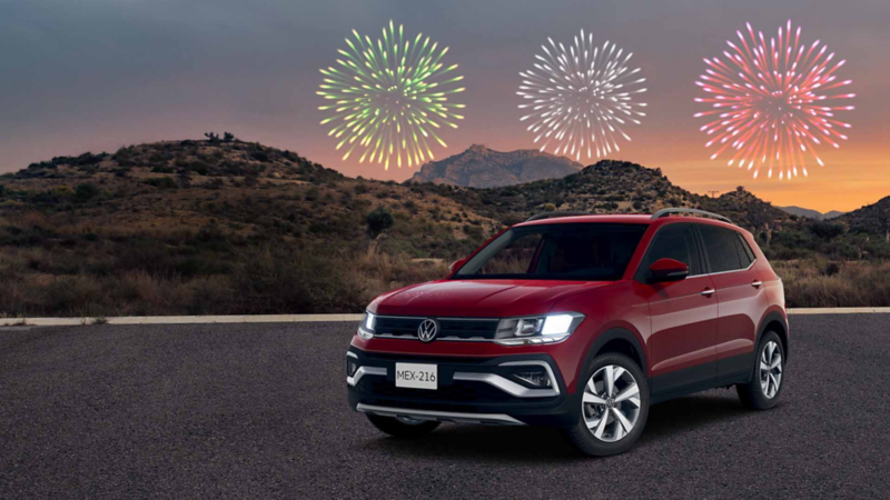 Taigun seminuevo en promoción. Modelo SUV en color rojo con paisaje mexicano.