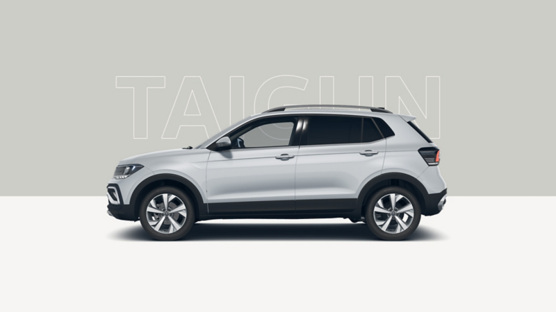 SUV subcompacto VW Taigun en tonalidad plata mostrando carrocería en fondo bicolor gris.