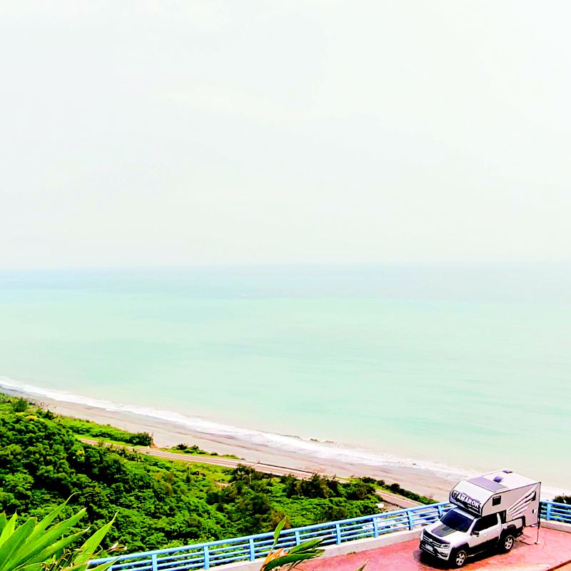 加裝車棚的Amarok停在台東南田 人文景觀觀海平台，空拍角度可遙望遼闊太平洋