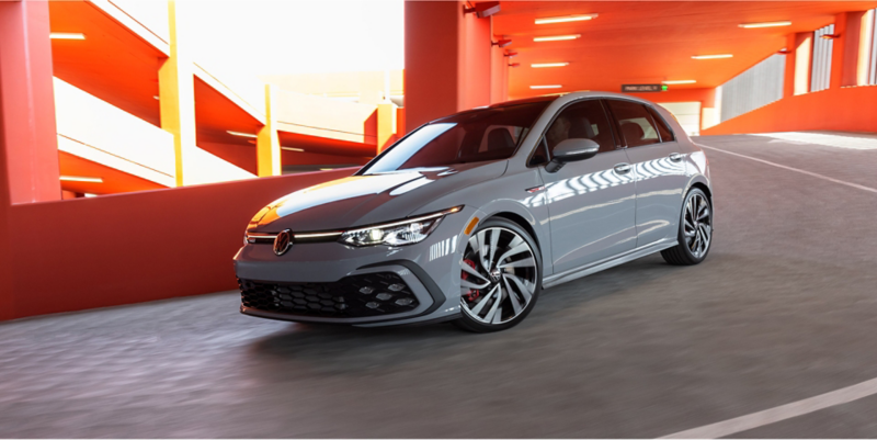 Pasando el VW GTI gris.