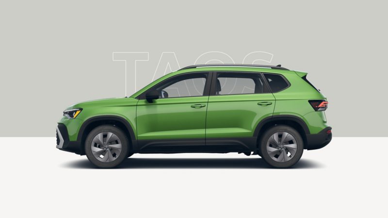 Camioneta familiar Volkswagen Taos de tonalidad verde sobre fondo bicolor gris y blanco.