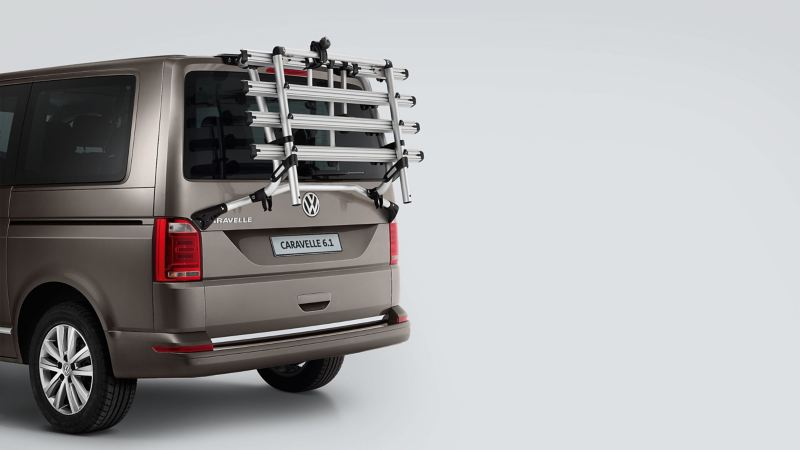 Volkswagen Caravelle z bagażnikiem rowerowym montowanym na klapie tylnej bagażnika.