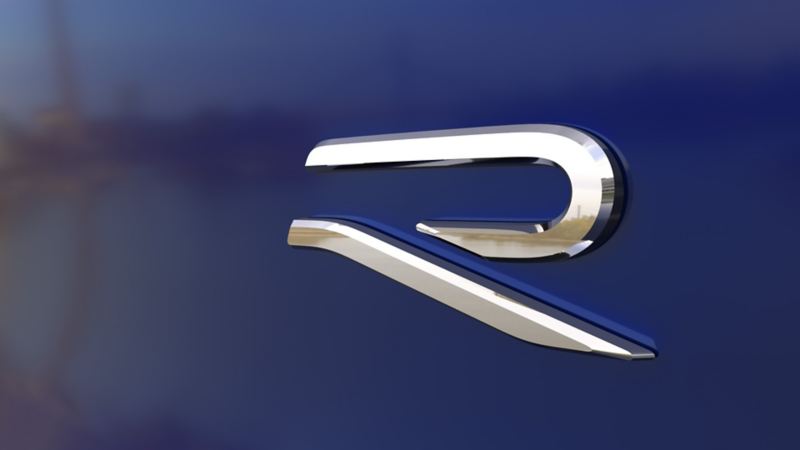 Dettaglio del Badge "R" sul posteriore di Volkswagen Tiguan R.