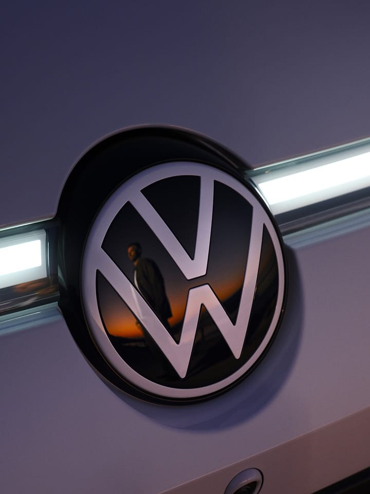Primerísimo primer plano del logo de Volkswagen en la parte delantera de un ID.3 Neo