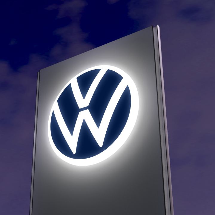 Logo de Volkswagen iluminado de noche