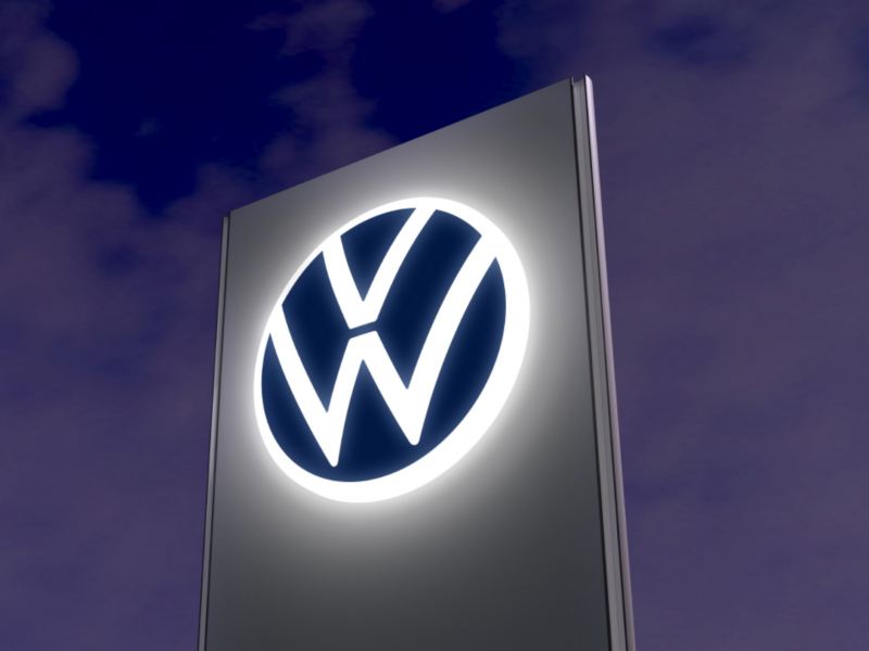 Logo de Volkswagen iluminado de noche