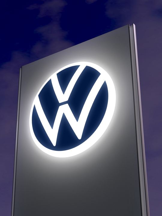 Cartel iluminado con el logotipo de Volkswagen