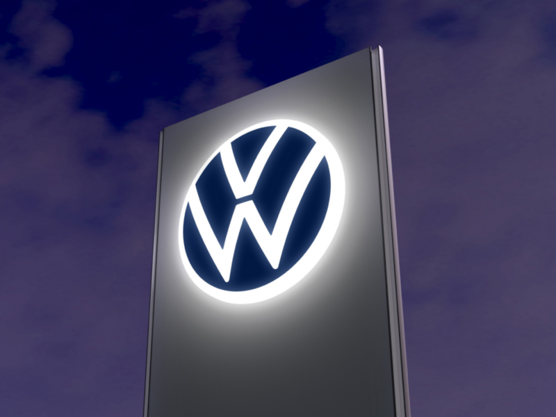 Cartel iluminado con el logotipo de Volkswagen