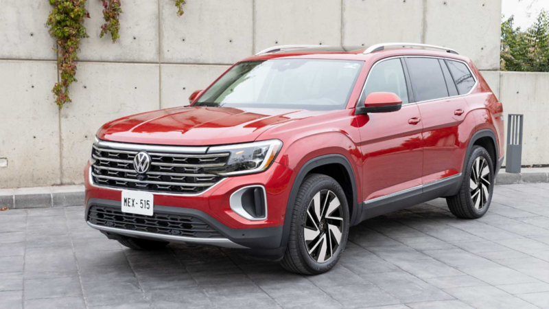 Vista frontal de Teramont 2025, camioneta de lujo seminueva de VW en color rojo.