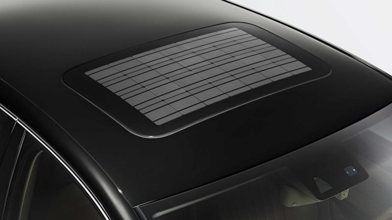 Il tetto solare scorrevole sollevabile di una Volkswagen visto dall'alto