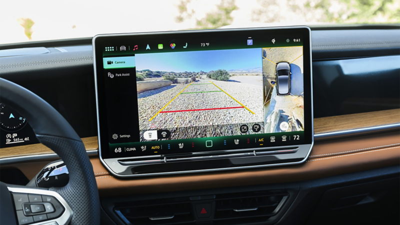 Affichage Volkswagen Driver Assist montrant la caméra de recul avec vue panoramique à 360°, contrôle de distance de parcage et alerte de circulation arrière..