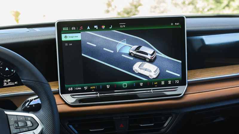 Affichage du tableau de bord Volkswagen IQ.DRIVE montrant le régulateur de vitesse adaptatif, l’assistant de voie et la surveillance des angles morts en action.