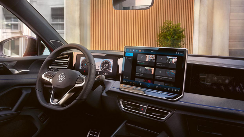 Vue intérieure avec vue sur le volant et le tableau de bord.