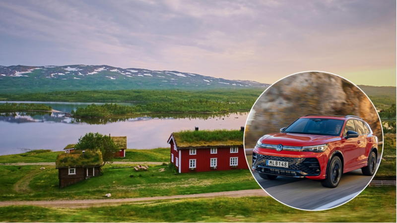 Fjällnära landskap med hus vid vatten, med en Volkswagen Tiguan markerad i en cirkel
