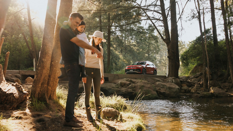 Family with Tiguan at a lake