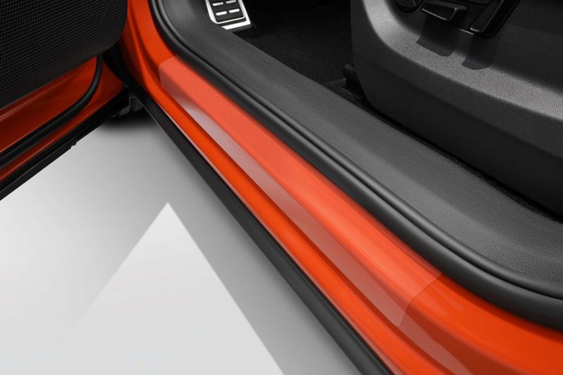 Dettaglio delle pellicole protettive per battitacco trasparenti, originali Volkswagen, applicate su Nuova Tiguan.