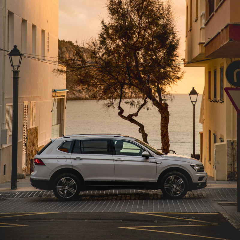 En Tiguan Allspace står parkerad vid havet på Mallorca