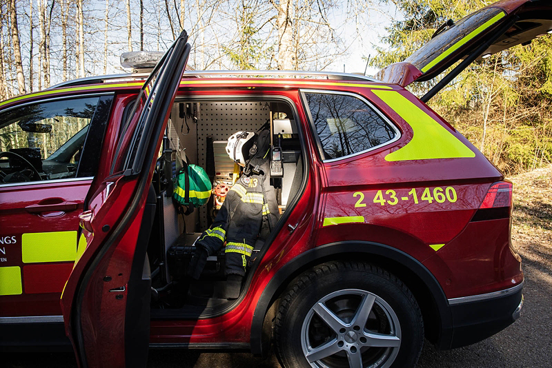 Elnas Tiguan med öppen bakdörr, interiören i bilen är ombyggd så att all utrustning som behövs kan packas in.