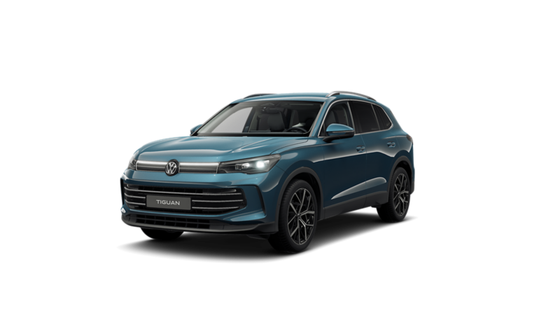Ein blauer, freigestellter VW Tiguan von schräg vorne