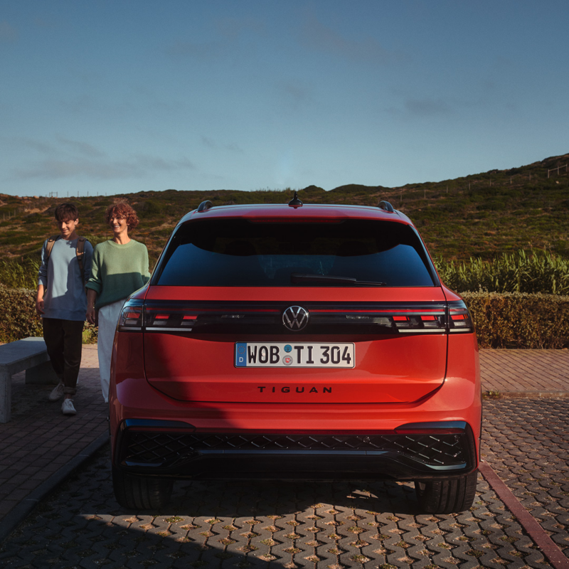 Vue avant d’une VW Golf en déplacement.