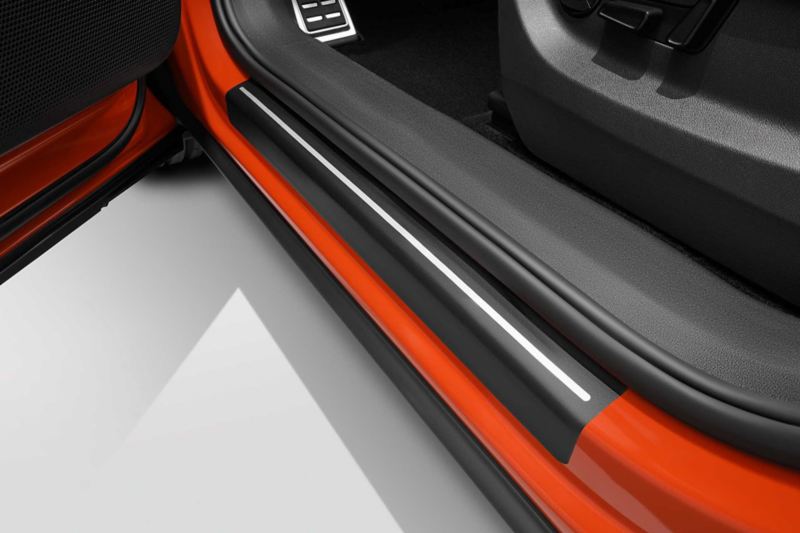 Dettaglio delle pellicole battitacco nere con strisce argento, originali Volkswagen, applicate su Nuova Tiguan.