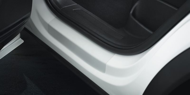 Dettaglio delle pellicole protettive per battitacco trasparenti originali Volkswagen, applicate su una Tiguan.