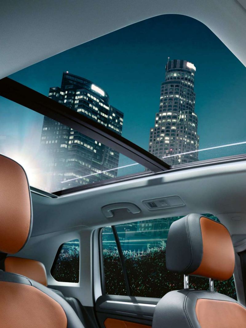 View of a skyscraper through the sunroof of the Volkswagen Tiguan