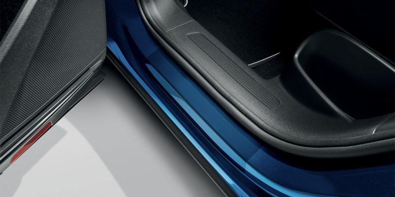 Dettaglio delle pellicole protettive per battitacco trasparenti, originali Volkswagen, applicate su Tiguan.