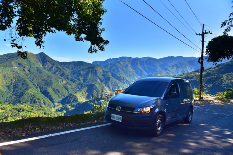 Caddy Van停在山路旁，可看到遠處群山圍繞