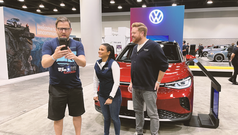 Un groupe de gens se prépare à prendre une photo avec l’ID.4 de Volkswagen